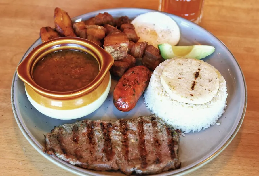 Cómo se come una bandeja paisa (sin rendirse)